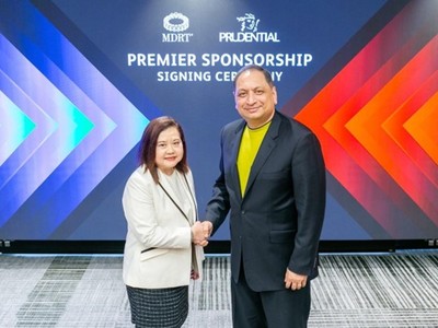 Ông Pankaj Banerjee, Phó tổng giám đốc Kênh đại lý (Group CAO) của Tập đoàn Prudential plc (phải) và bà Carol Kheng, Chủ tịch MDRT 2025 (trái), đã tham dự lễ ký kết tài trợ tại Bangkok, Thái Lan 