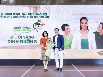 TS. BS Nguyễn Song Tú – Đại diện Viện dinh dưỡng quốc gia và Đại diện Amway Việt Nam trong chương trình huấn luyện Buổi sáng dinh dưỡng tại TPHCM.