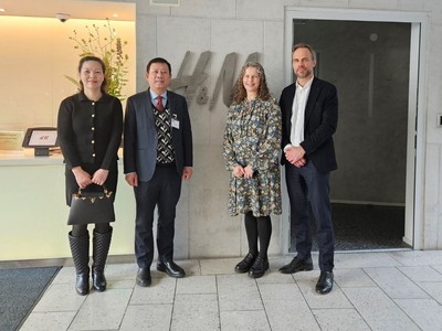 Đại sứ Trần Văn Tuấn và Tham tán Thương mại tại Thụy Điển làm việc với Tập đoàn H&M 