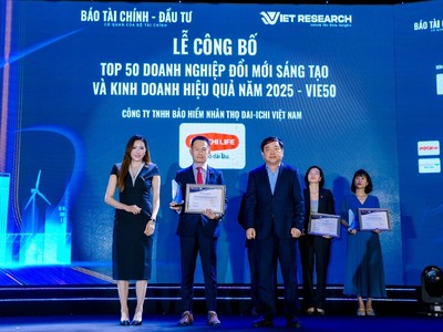 Ông Trần Đình Đông - Giám đốc Cấp cao Bộ phận Chuyển đổi số & Dịch vụ Chăm sóc sức khỏe, kiêm Giám đốc Quỹ Vì cuộc sống tươi đẹp, Dai-ichi Life Việt Nam nhận giải “Top 50 Doanh nghiệp Đổi mới Sáng tạo và Kinh doanh hiệu quả” (VIE50)