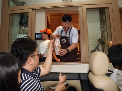 Highlands Coffee ra mắt mô hình đặt món, thanh toán và nhận đồ uống ngay trên xe