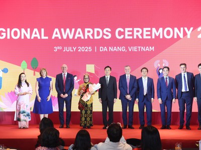 Ban lãnh đạo Tập đoàn AIA và AIA Việt Nam vinh danh Trường UPTD SD Negeri Papela (Indonesia) 