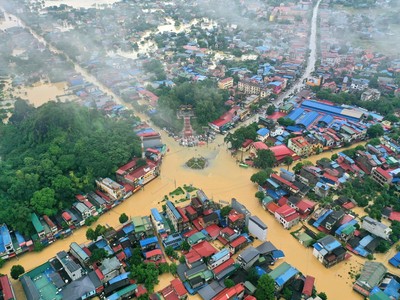 Nhiều tuyến phố ở thành phố Thái Nguyên (cũ) như biến thành sông khi mực nước liên tục dâng cao. Ảnh Internet