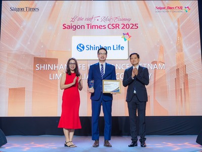 Ông Bae Seung Jun, Tổng giám đốc Shinhan Life Việt Nam (giữa) nhận danh hiệu "Doanh nghiệp vì cộng đồng" tại Lễ vinh danh Saigon Times CSR 2025