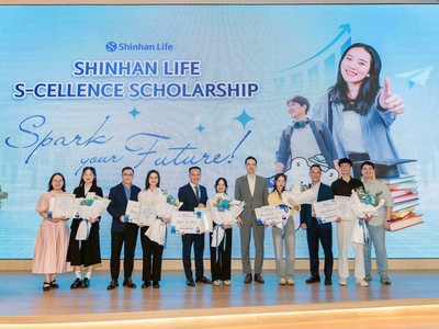 05 bạn sinh viên hoàn thành kiến tập tại các phòng ban Marketing, Huấn luyện kênh Đại lý, Pháp chế & Tuân thủ, Định phí và Phát triển hệ thống CNTT