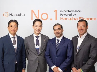 Ông Kim Dong Won - Chủ tịch kiêm Giám đốc Toàn cầu Hanwha Life (thứ hai từ trái qua) chụp ảnh cùng các đối tác quốc tế. Nguồn: Hanwha