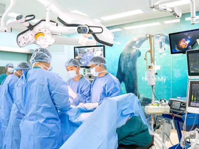 Phòng mổ được thiết kế theo các tiêu chuẩn quốc tế nghiêm ngặt với trọng tâm là kiểm soát nhiễm khuẩn và bảo đảm an toàn người bệnh. Ảnh: HM