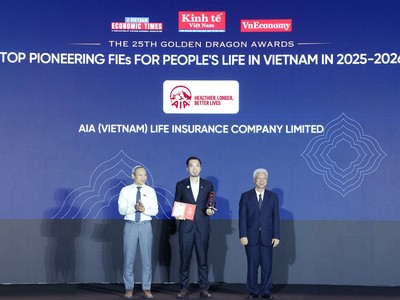 Ông Nguyễn Quang Duy, PTGĐ Marketing và Phát triển Kinh doanh Kênh Đối tác đại diện AIA Việt Nam nhận Giải thưởng Rồng Vàng 2026 từ Ban tổ chức