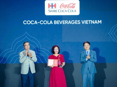 Bà Nguyễn Lan Hương – Giám đốc Tương tác Chiến lược Toàn Quốc đại diện Công ty Coca-Cola Việt Nam nhận giải thưởng 