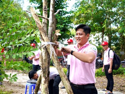 Nhân viên C.P. Việt Nam tham gia chăm sóc và bảo vệ cây xanh sau khi trồng tại chương trình.