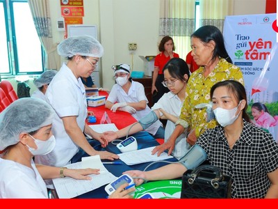 Đội ngũ y bác sĩ khám và tư vấn sức khỏe cho người dân tại Hải Phòng – điểm khởi đầu của chuỗi hoạt động.