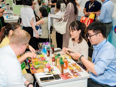 Doanh nghiệp Việt Nam giao dịch trao đổi giới thiệu hàng hóa với các đối tác nước ngoài tại một hội chợ. Ảnh BTC