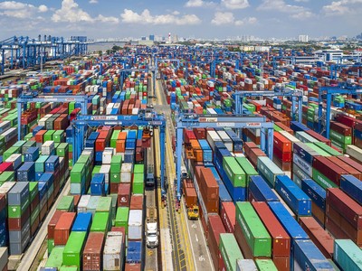 Xuất khẩu hàng hóa qua cảng. Ảnh Lê Toàn