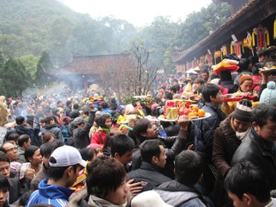 Bộ Công thương quyết định hạ bậc lương cán bộ đi lễ chùa trong giờ hành chính