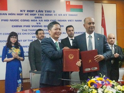 Bộ trưởng Công thương Trần Tuấn Anh và Bộ trưởng Thương mại và Công nghiệp Oman Ali bin Masoud Al Sunaidy ký biên bản kỳ họp thứ 3 Ủy ban hỗn hợp Hợp tác về kinh tế và kỹ thuật giữa Việt Nam và Oman.