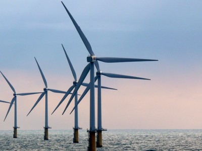 Cánh đồng gió ngoài khơi (offshore wind farm) dự kiến sẽ được đầu tư xây dựng ngoài khơi cách bờ biển Bình Thuận (mũi Kê Gà) khoảng 20km tới 50km, nơi có tốc độ gió bình quân 9,5m/s (ảnh minh họa)