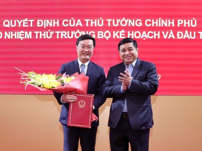 Bộ trưởng Nguyễn Chí Dũng trao Quyết định và tặng hoa chúc mừng
tân Thứ trưởng Nguyễn Đức Trung. 