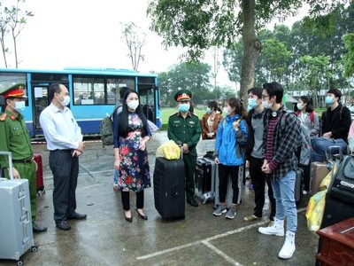 Lãnh đạo tỉnh Vĩnh Phúc chúc mừng các công dân hoàn thành thời gian cách ly tại trung đoàn 834.