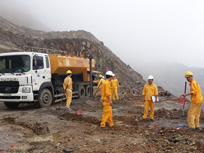 Các cán bộ của Công ty Công nghiệp hóa chất mỏ Tây Bắc thi công nap mìn trên khai trường