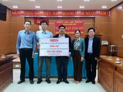 Đại diện GELEX trao số tiền ủng hộ đồng bào lũ lụt, sạt lở huyện Phước Sơn, tỉnh Quảng Nam