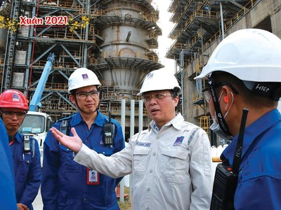 Tổng giám đốc BSR Bùi Minh Tiến (đứng thứ hai từ phải qua) thị sát công trường Nhà máy Lọc dầu Dung Quất.