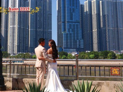 Phía sau niềm hạnh phúc là nỗi lo cơm áo, còn phía trước là hành trình vất vả tìm kiếm mái ấm