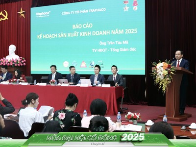 Ông Trần Túc Mã, thành viên HĐQT, Tổng giám đốc Traphaco trình bày kế hoạch sản xuất - kinh doanh năm 2025 tại đại hội cổ đông năm nay