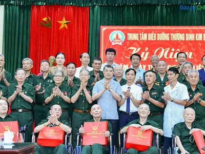 Đại diện Agribank, đồng chí Tô Huy Vũ - Bí thư Đảng uỷ, Chủ tịch HĐTV (hàng trên cùng, ngoài cùng bên phải) tham gia Đoàn công tác của Thủ tướng Lê Minh Hưng đến thăm và tặng quà thương, bệnh binh tại Ninh Bình