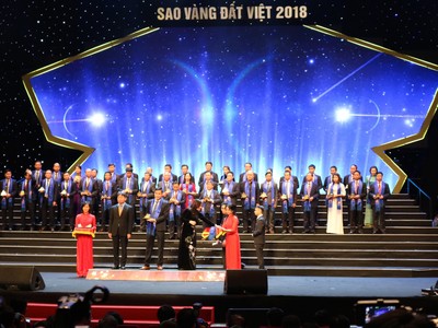 Ông Lê văn Cường – Phó chủ tịch Hội đồng Quản trị kiêm Phó tổng giám đốc nhận giải 