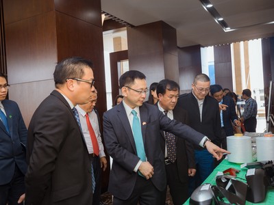 Ông Eric Hsu trải nghiệm sản phẩm của APH.