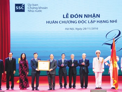 Thủ tướng Chính phủ Nguyễn Xuân Phúc trao tặng Huân chương Độc lập Hạng Nhì cho UBCK