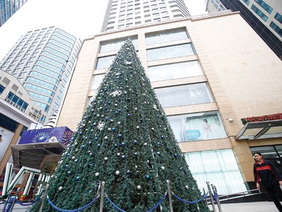 Cây thông noel cao 15m tại Trung tâm Thương mại Vincom Bà Triệu được trang trí bằng đèn led, hoa sakura, trái châu... 