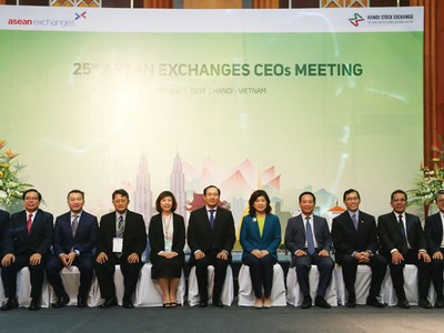 Nhiệm vụ chung của các sở giao dịch chứng khoán trong ASEAN là xây dựng thị trường vốn khu vực vững mạnh hơn thông qua tăng trưởng, sáng kiến, hợp tác và nắm bắt tính đa dạng của các thị trường nội khối. Trong ảnh: lãnh đạo các sở giao dịch chứng khoán và công ty chứng khoán ASEAN hội tụ tại Hà Nội, tháng 10/2016  