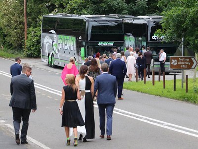 Sao MU dùng xe bus của đội chở người thân trong đám cưới