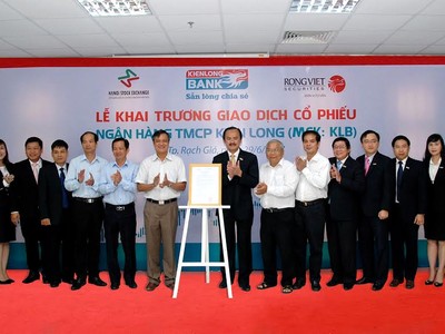 Lãnh đạo tỉnh Kiên Giang, Ngân hàng Nhà nước Kiên Giang, TP. Rạch Giá cùng các đại biểu, lãnh đạo Kienlongbank thực hiện nghi thức khai trương cổ phiếu KLB