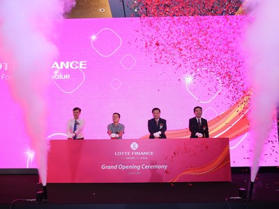 Các đại biểu ấn nút chính thức ra mắt Công ty Tài chính LOTTE