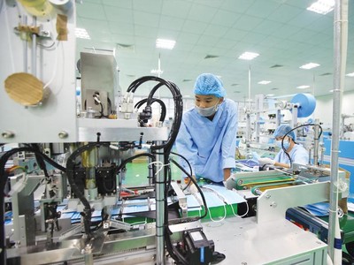 Dây chuyền sản xuất khẩu trang y tế của Công ty Pavina tại Hải Dương. Ảnh: Đức Thanh