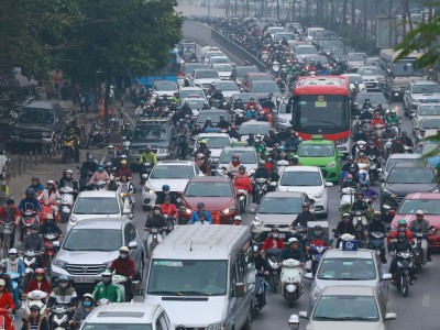 Quy định điều kiện riêng cũng không hạn chế được việc người dân chuyển đến lao động, học tập, sinh sống thực tế tại các đô thị lớn - (Ảnh QP). 