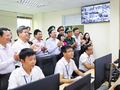 Ông Nguyễn Xuân Ký, Bí thư Tỉnh ủy Quảng Ninh phát lệnh đóng điện ra đảo Trần sáng ngày 2/9/2020.