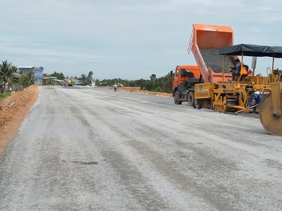 Thi công lớp cấp phối tại Dự án đường cao tốc Trung Lương - Mỹ Thuận.