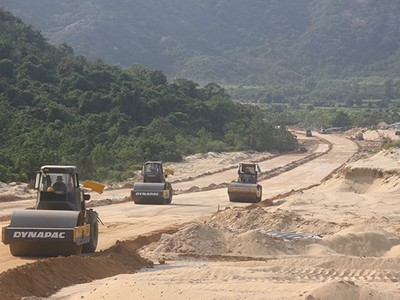 Một trong những đoạn tuyến ven biển tại Bình Định đang được các nhà thầu thi công