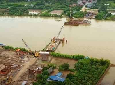 Toàn cảnh thi công công trình cầu Quang Thanh kết nối huyện An Lão với huyện Thanh Hà, tỉnh Hải Dương. Ảnh: Hồng Phong.