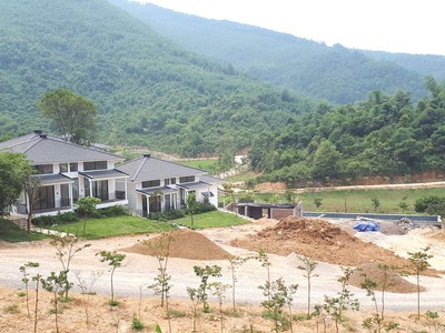 Hàng loạt căn biệt thự đơn lập, liền kề được xây dựng trong lõi các quả đồi