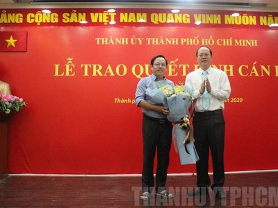 Ông Nguyễn Hồ Hải, Trưởng Ban Tổ chức Thành ủy TP.HCM trao quyết định điều động cho ông Diệp Dũng về làm việc tại HFIC (Ảnh: ThanhuyTP.HCM).