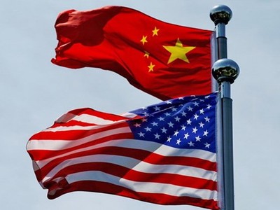 Cờ Hoa Kỳ và Trung Quốc gần Bến Thượng Hải, Trung Quốc. (Nguồn: Reuters)