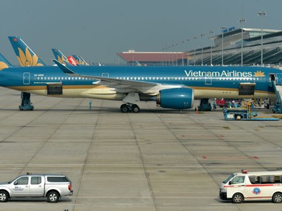 Hiện nay, một số hãng hàng không trong nước như Vietnam Airlines vẫn duy trì hoạt động thường xuyên trên mạng bay quốc tế qua các chuyến bay đưa công dân hồi hương, vận chuyển hàng hóa và chở hành khách một chiều từ Việt Nam ra nước ngoài.