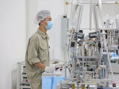 Hàng loạt doanh nghiệp đã buộc phải cắt giảm lao động vì khó khăn do Covid-19 gây ra. Ảnh: Đ.V