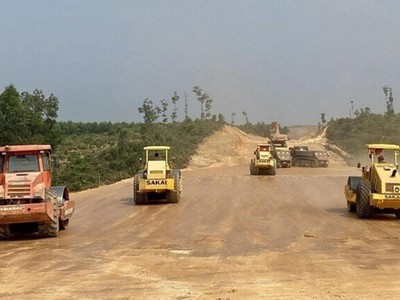 Mặt bằng cho dự án cao tốc Bắc-Nam hiện vẫn còn "xôi đỗ" ở một số địa phương. Ảnh: VGP.