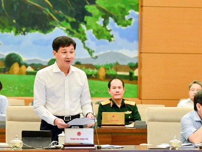 Tổng thanh tra Chính phủ Lê Minh Khái trình bày báo cáo về công tác phòng, chống tham nhũng tại cuộc họp của Ủy ban Thường vụ Quốc hội.