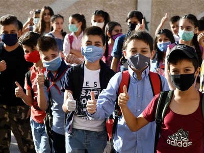 Học sinh đeo khẩu trang phòng lây nhiễm COVID-19 tại trường học ở Damascus, Syria, ngày 13/9/2020. Ảnh: THX/TTXVN